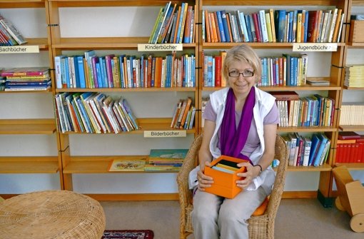 Karin Bauer in der Bücherei, die stets zum „treff.nord“ geöffnet ist. Sie ist Teil der Planung zum neuen Familienzentrum. Foto: Fritzsche