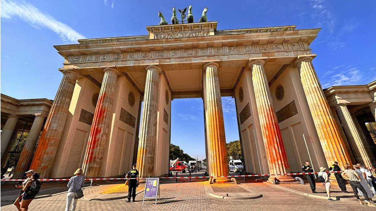 Nach Farbattacke von Klimaaktivisten: Reinigung des Brandenburger Tors erfolgreich beendet