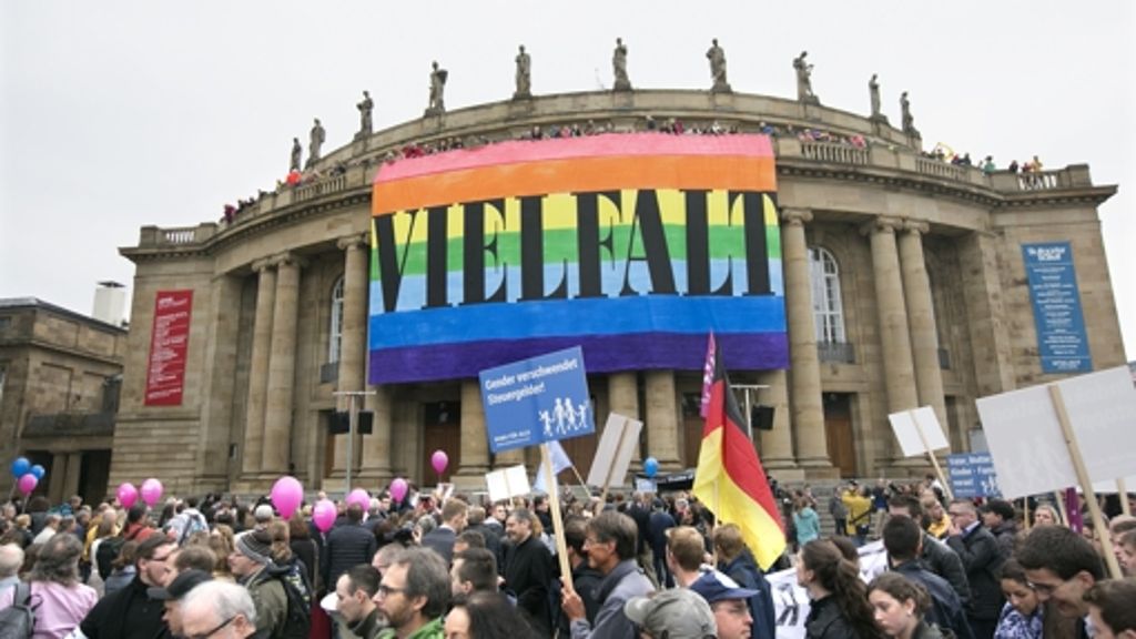 Bildungsplan-Demo in Stuttgart: Ein meterhohes Zeichen für die Vielfalt und Pfefferspray