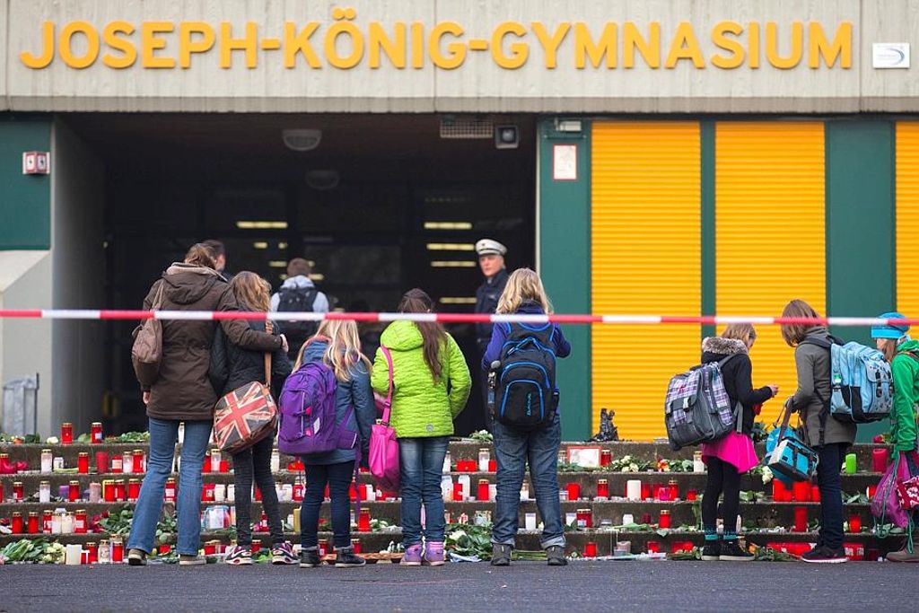 Schüler des Joseph-König-Gymnasiums in Haltern gedenken ihrer 16 Mitschüler und zwei Lehrerinnen, die beim Absturz ums Leben gekommen sind.