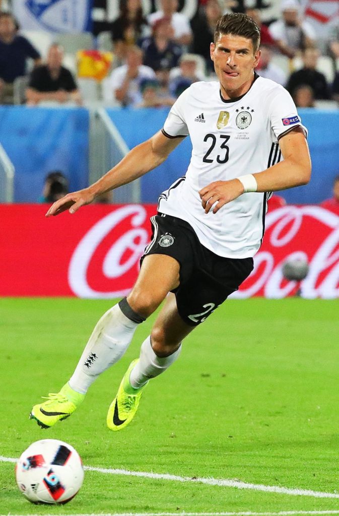 Mario Gomez ist der einzige Nationalspieler der aktuell im Kader der Schwaben steht. Nach zwei Jahren in der Jugend spielte er ab 2003 bei den Amateuren. Von 2004 bis 2009 trug er das VfB-Trikot und wurde 2007 Deutscher Meister. Seit 2018 spielt er wieder in Stuttgart.