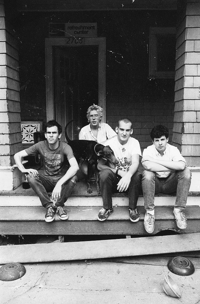 Auch in der damals noch jungen und inhaltlich angrenzenden Punk- und Hardcore-Szene gehörten die Schuhe von Vans spätestens Anfang der 80er-Jahre zur Grundausstattung. Die Schuhe waren heißer Stoff für Kenner, und das weit über kalifornisches Hoheitsgebiet hinaus. Hier: Ian MacKaye (2.v. re.) und die Hardcore-Band Minor Threat aus Washington D.C.