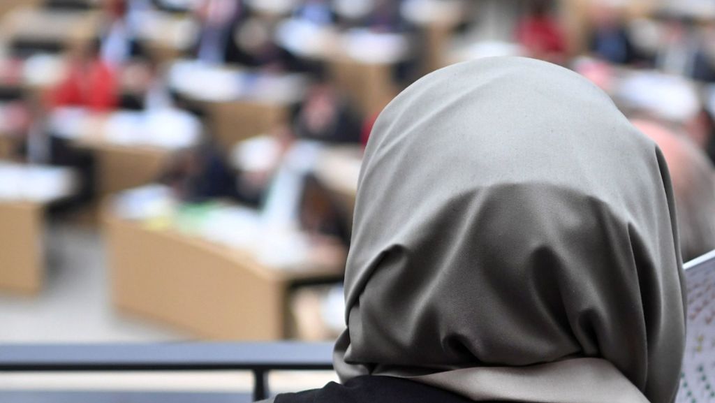 Landtag verabschiedet gesetzliches Verbot: Kopftuch in Gerichten verboten