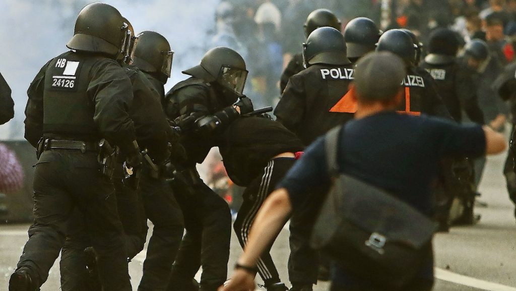 Manöverkritik der Polizei nach G20-Gipfel: Mangel an Polizisten und Distanzwaffen