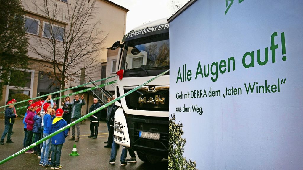 Präventionsaktion mit Lastwagen in Schorndorf: Eine Klasse verschwindet im Toten Winkel