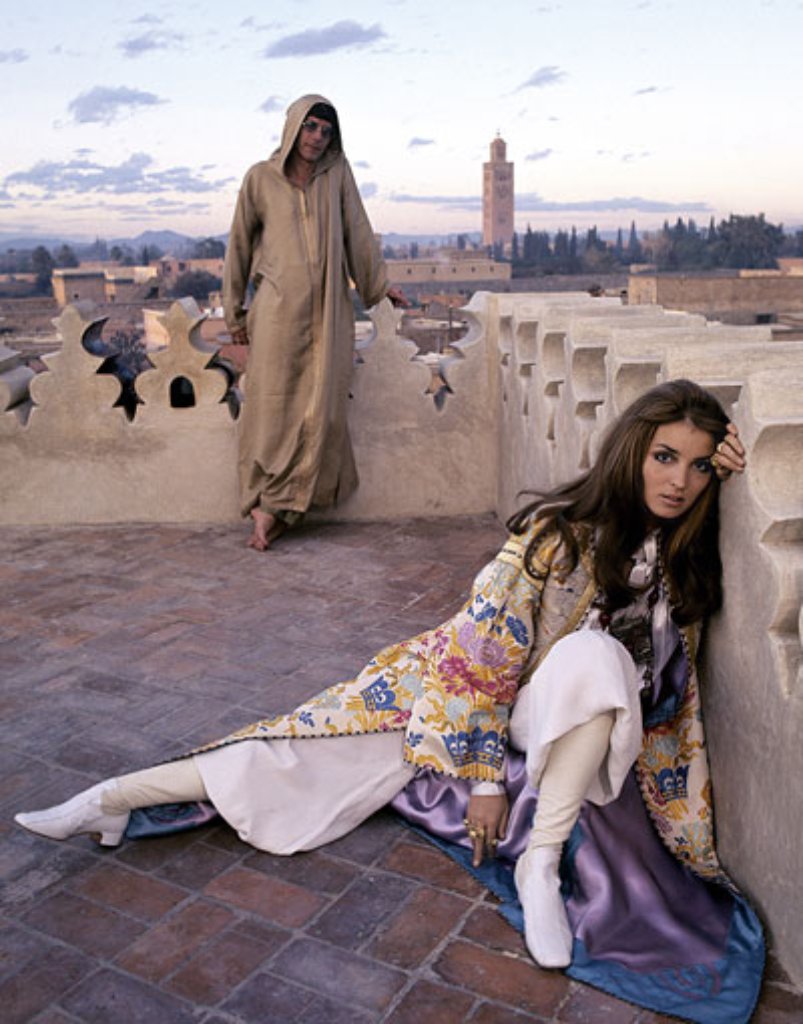 Boho Prinzessin: Talitha Getty mit ihrem Mann John Paul Getty Jr. auf der Terrasse ihres Hauses in Marrakesch, ungefähr 1969. Marokko - damals ein beliebtes Ziel für hedonistische Künstler - inspirierte nicht nur Getty zu der dekadenten Version des Hippie-Looks.
