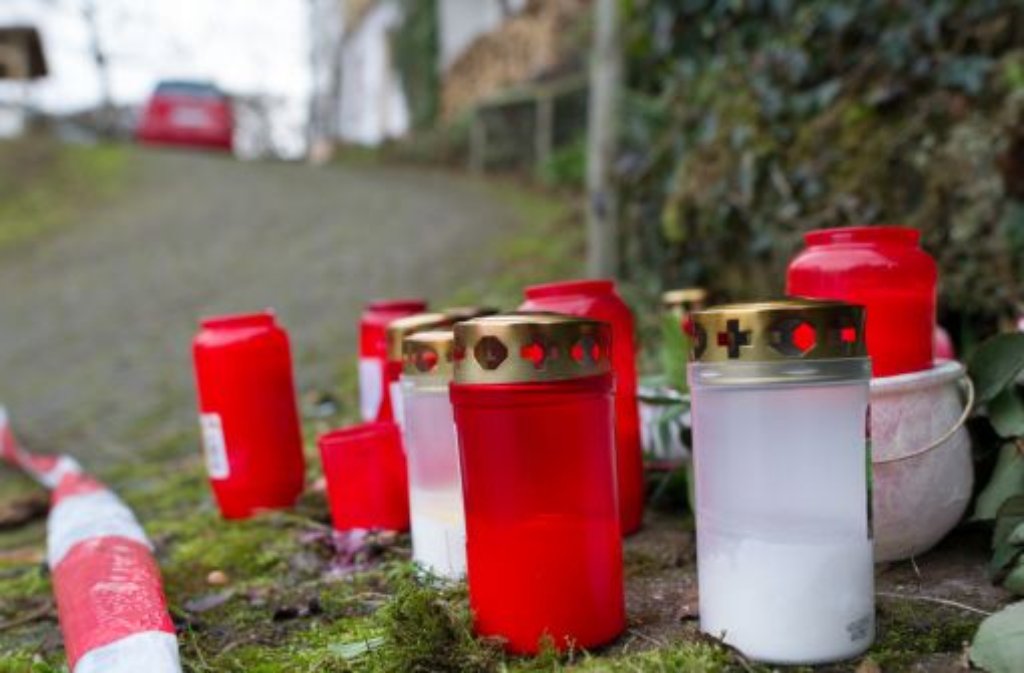 Kerzen stehen am Montag in Eberbach am Tatort an der Auffahrt des Hauses. Der Doppelmord an einem Ehepaar vergangene Woche geht auf das Konto des früheren Lebensgefährten der getöteten Ehefrau. Der Mann habe sich nach der Tat das Leben genommen, so die Polizei.