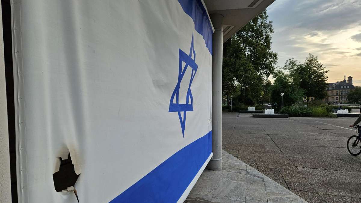 Stuttgarter Polizei ermittelt: Unbekannte versuchen Israel-Fahne am Schauspielhaus anzuzünden