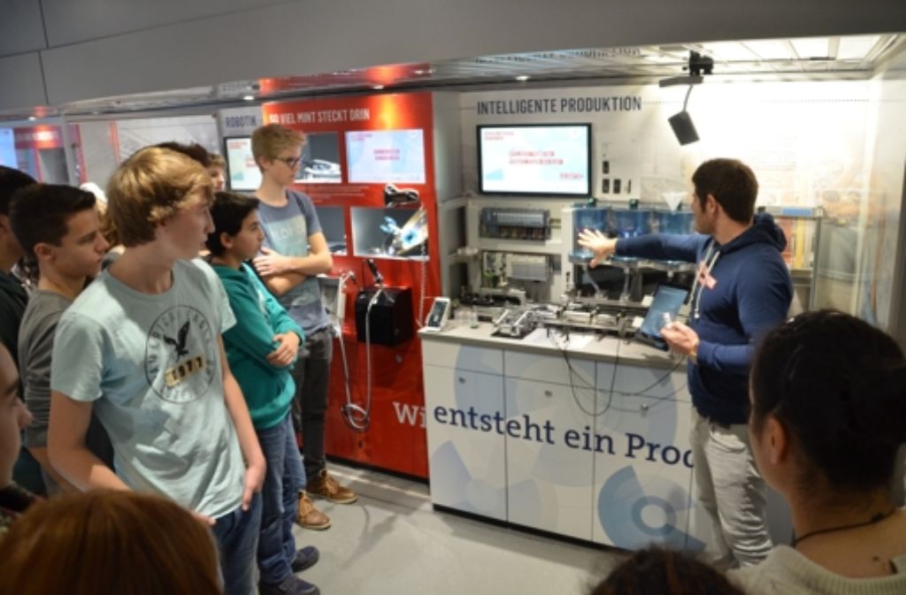 Peter Hörtz erklärt den Schülern die Station Intelligente Produktion.