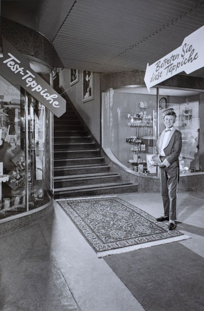 Kundenfreundlichkeit ist ein Markenzeichen bei Hauber. Das Foto ist im Jahr 1965 entstanden.