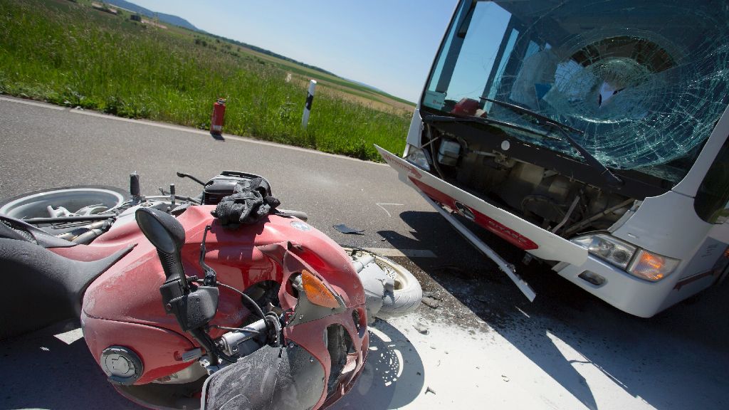 Unfall in Affalterbach: Mit Linienbus kollidiert - Biker schwer verletzt
