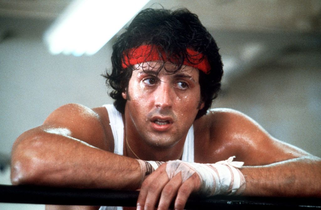 Seinen Durchbruch feierte Stallone in den 70er Jahren mit dem legendären Boxer-Drama „Rocky“. Der Film machte ihn über Nacht zum Star, er wurde 1977 in zehn Kategorien für den Oscar nominiert und gewann den Preis für den besten Film, die beste Regie und den besten Schnitt.