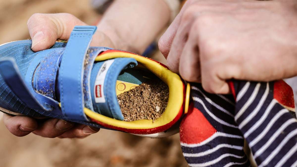 Freizeit: Warum haben Kinder immer so viel Sand in den Schuhen?