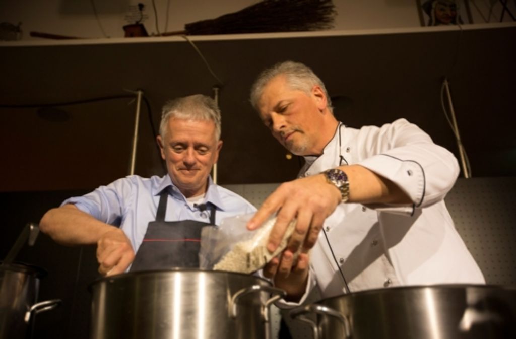 Der Stuttgarter OB Fritz Kuhn (links) und der Koch Ranieri Borgnolo bereiteten ein Risotto von salsiccia e radicchio im Rathaus zu.