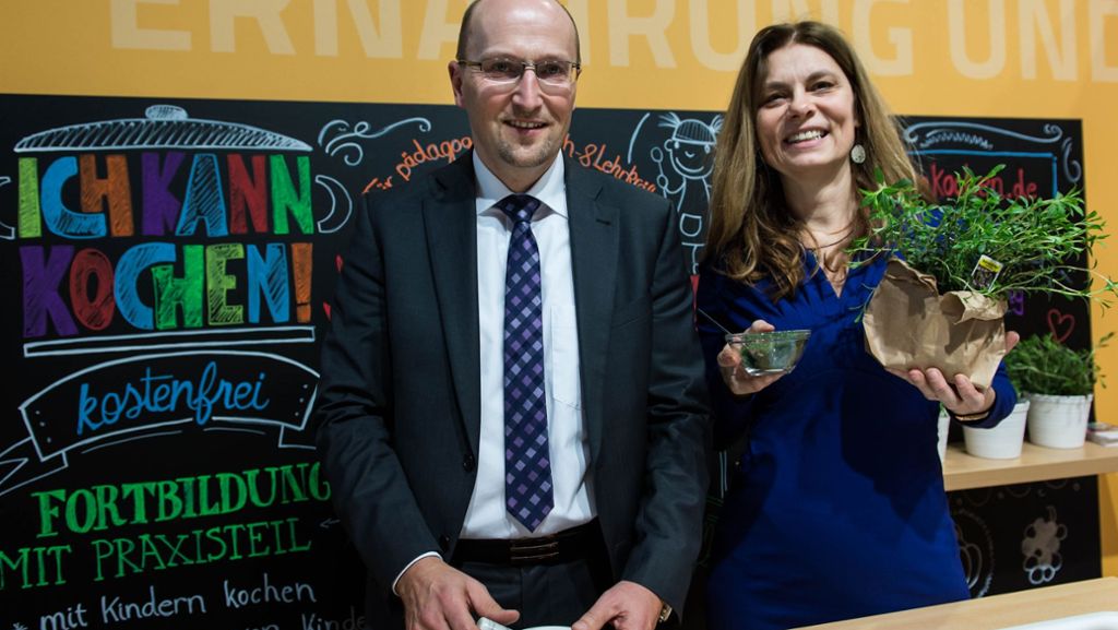 Neuer Bildungsbotschafter kommt aus Stuttgart: Kitas und Schulen erhalten Starthilfe für Kochkurse