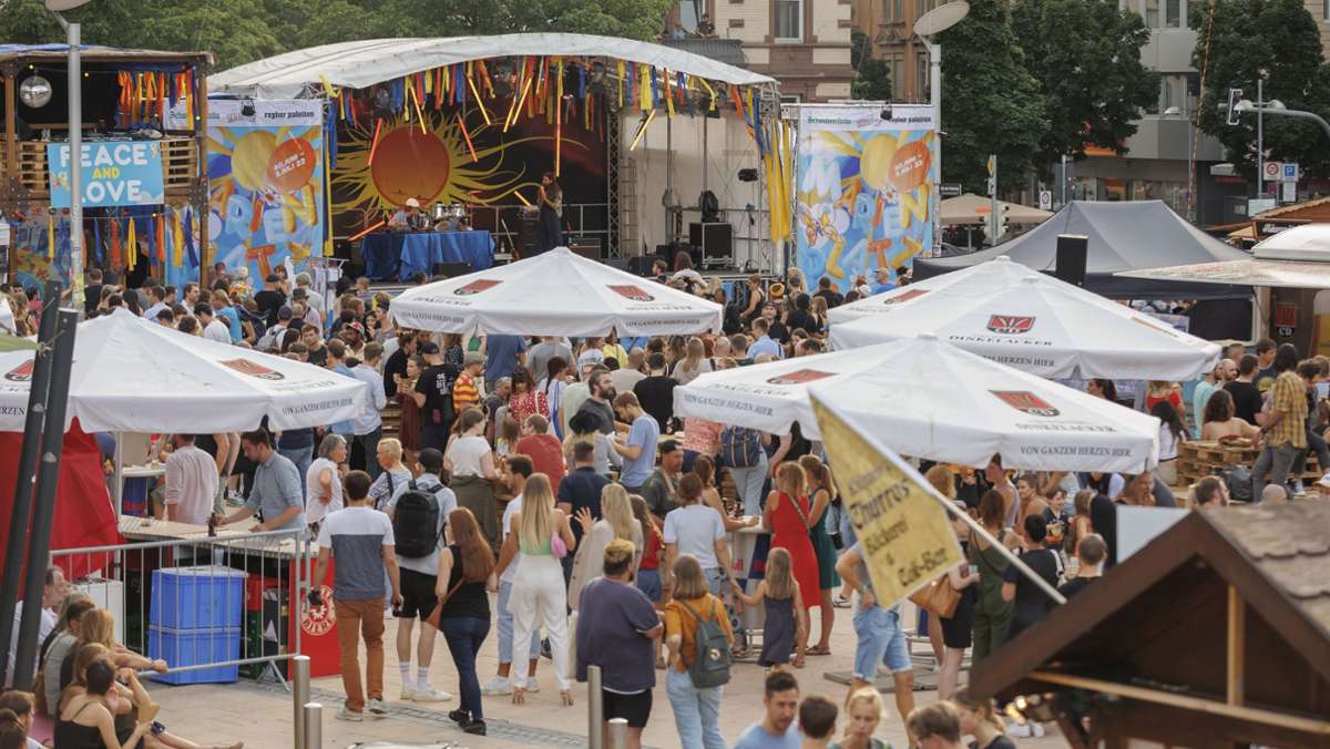 Marienplatzfest in Stuttgart: Gechillte Sause trotz Gewitter und Regenschauer