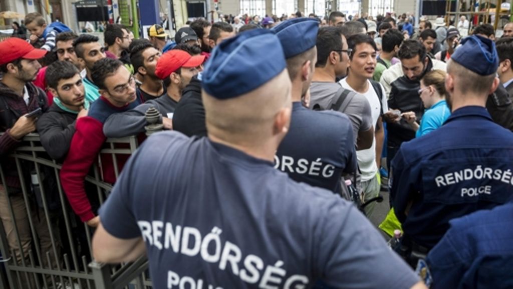 Flüchtlinge in Ungarn: Migranten überrennen Polizeisperre