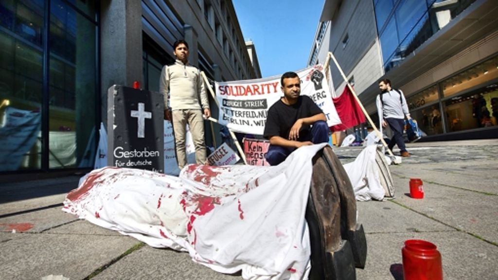 Protest von Asylbewerbern in Stuttgart: Die Leichenattrappen gehen manchen zu weit