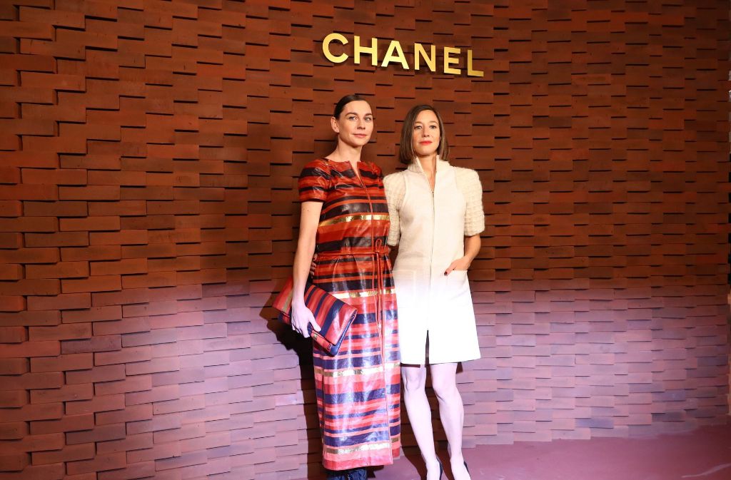Die Schauspielerinnen Christiane Paul und Johanna Wokalek haben sich entsprechend aufgebrezelt, es handelt sich mit an Sicherheit grenzender Wahrscheinlichkeit um Chanel-Outfits.