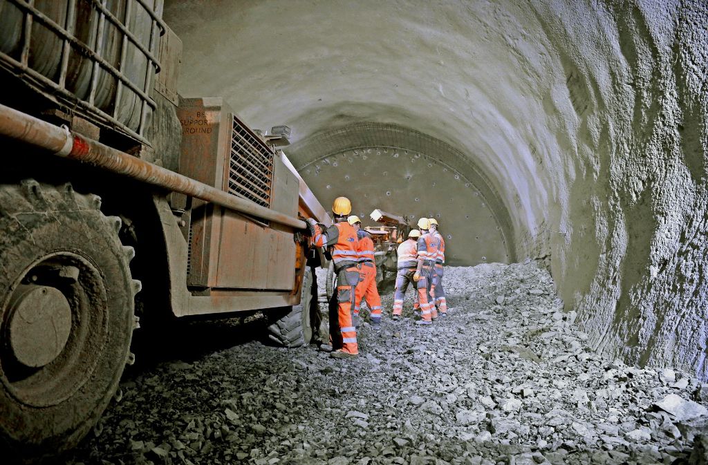 Tunnel 62, 1977 Meter entfernt vom Zugang am Zwischenangriff Ulmer Straße:Ist ein Stück des Felsens weggesprengt, sichern die Bergleute den freigelegten Teil der Röhre mit Stahlgittern und Spritzbeton.