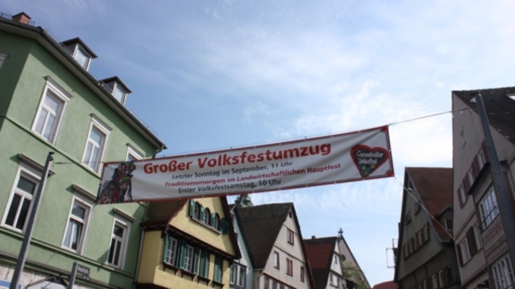 Volksfestumzug in Bad Cannstatt: Bunte Trachten, gesperrte Straßen