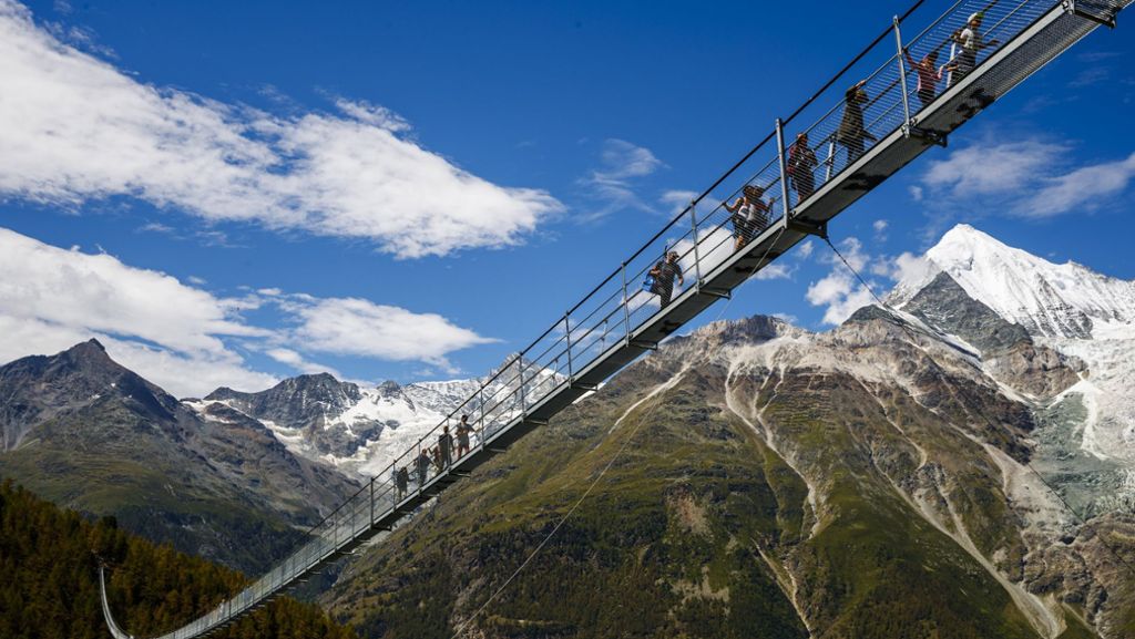 Schweiz: Fast 500 Meter lange Fußgänger-Hängebrücke eröffnet