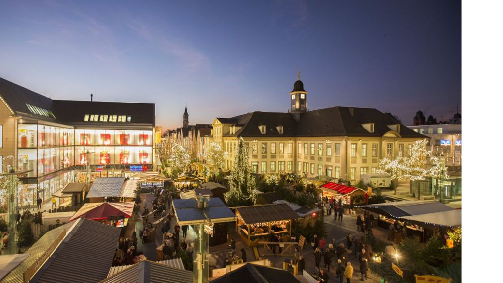 Göppinger Waldweihnacht eröffnet: Lichterglanz und Glühweinduft auf dem Marktplatz und drum herum