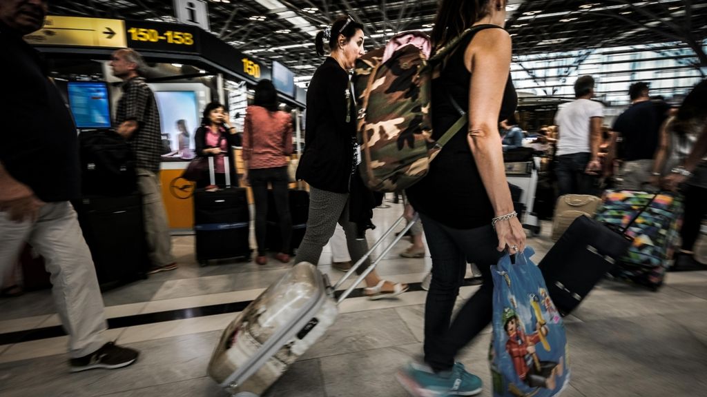 Hochbetrieb am Flughafen Stuttgart: Abholer und Reisende brauchen Geduld