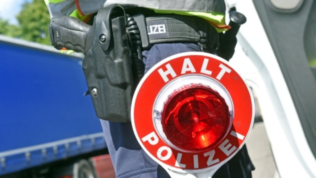 Blaulicht aus der Region Stuttgart: 30. August: Unfall auf A81 - Fahrer flüchtet zu Fuß