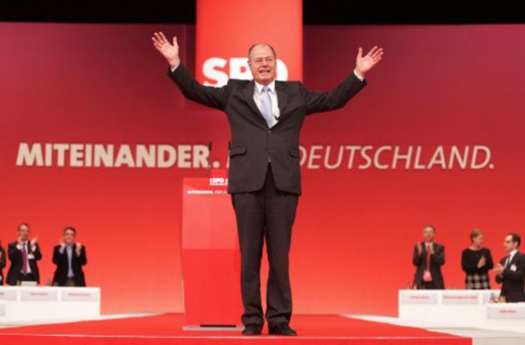 Eigentlich hatte sich der Finanzminister nach seinem Ausscheiden aus dem Kabinett schon langsam auf den politischen Ruhestand eingerichtet. Als bekennender Hinterbänkler fällt Peer Steinbrück in den Reihen der SPD-Opposition kaum auf. In Umfragen belegt der 65-Jährige auch wegen seiner klaren Sprache trotzdem weiter Spitzenplätze. Doch auch als Mitglied der SPD-Troika rechnet sich Steinbrück eher wenig Chancen aus, zum Herausforderer von Angela Merkel für 2103 gekürt zu werden. Erst als Sigmar Gabriel und Frank-Walter Steinmeier ihren Verzicht erklären, kommt früher als geplant Steinbrücks große Stunde. Die Debatte um seine stolzen Votragshonorare verhagelt ihm jedoch den Start.