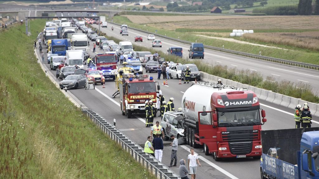 Unfall auf der A8 bei Ulm: Autofahrer prallt gegen stehenden Laster