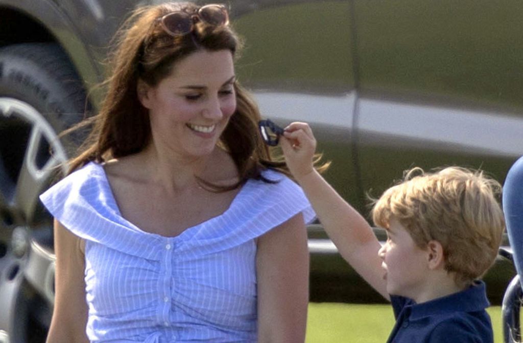 Der 4-jährige Prinz George spielt mit Mama Kate.
