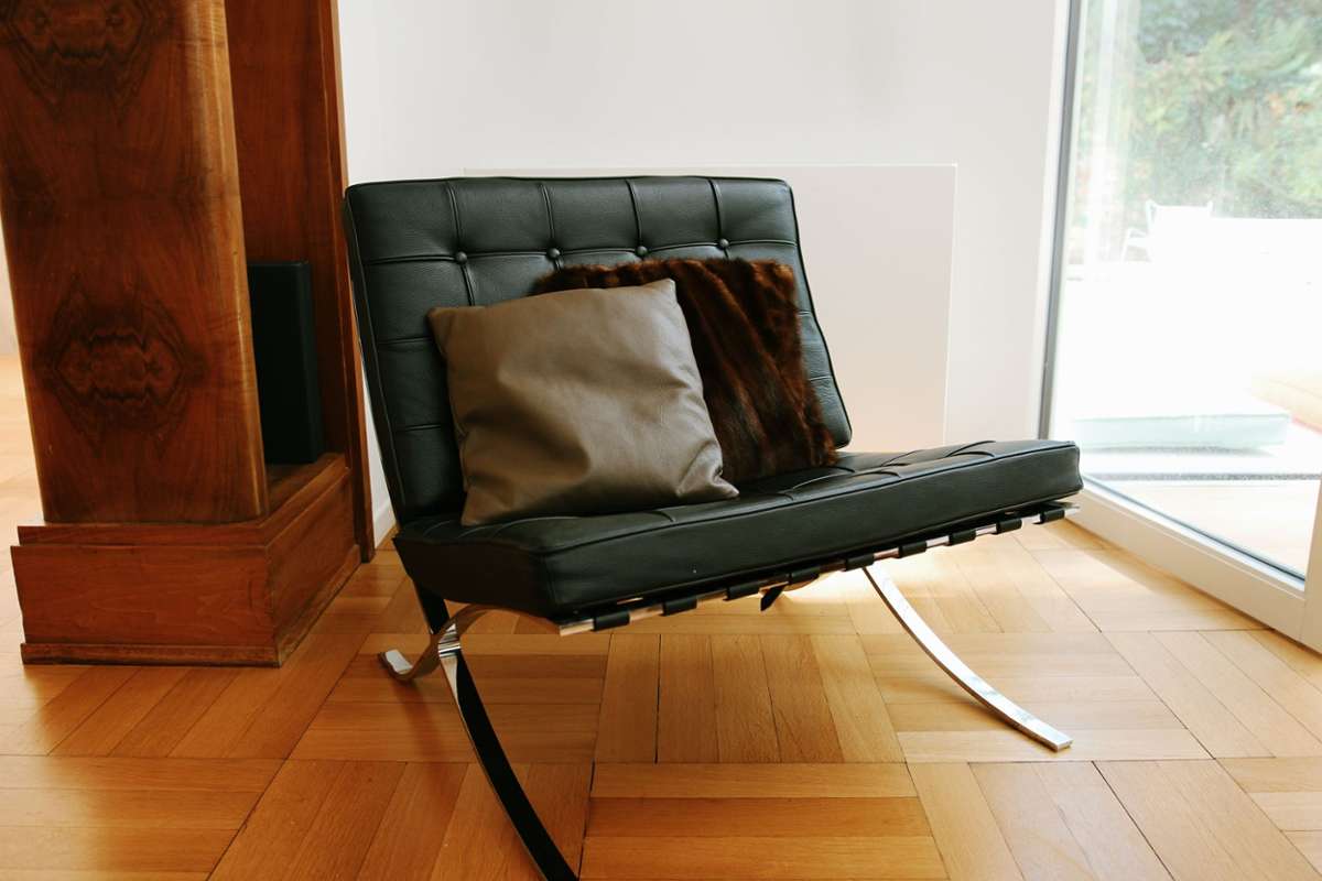 Der Barcelona-Sessel, der 1929 von dem Architekten Mies van der Rohe designt wurde, ist ein weiteres Highlight im Wohnzimmer. 