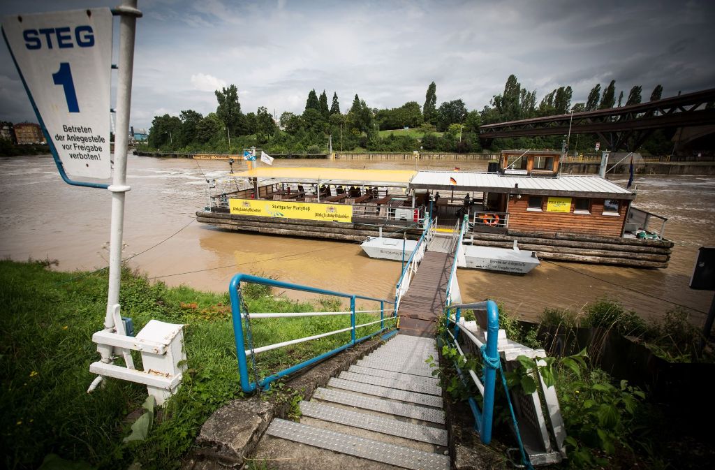 Yes, we swim: Der Neckar bietet mannigfaltige Betätigungsmöglichkeiten, zum Beispiel als Käpt’n eines Partyfloßes. Obamas Qualifikationen? Siehe Cannstatter Volksfest.