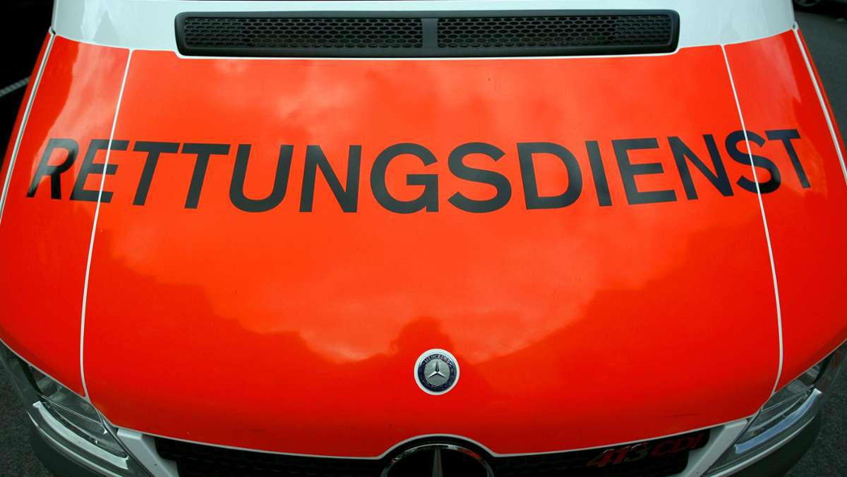 Unfall auf der B465 bei Ehingen: Autofahrer prallt in Lastwagen und stirbt
