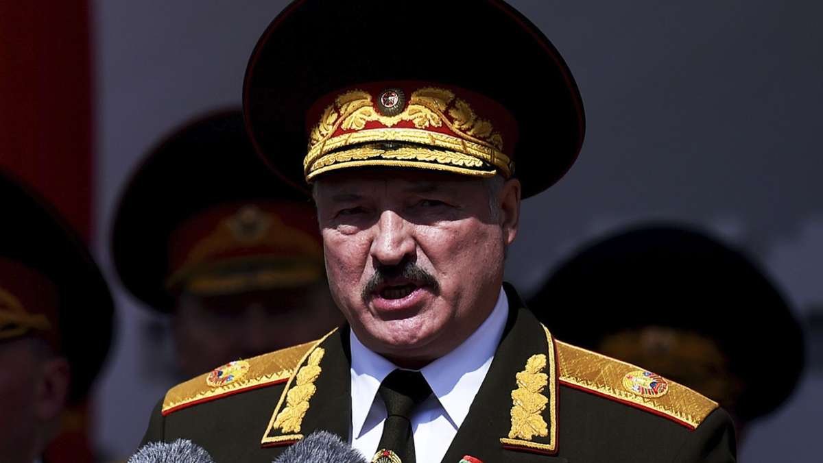 Proteste in Belarus: Lukaschenko greift buchstäblich zur Waffe