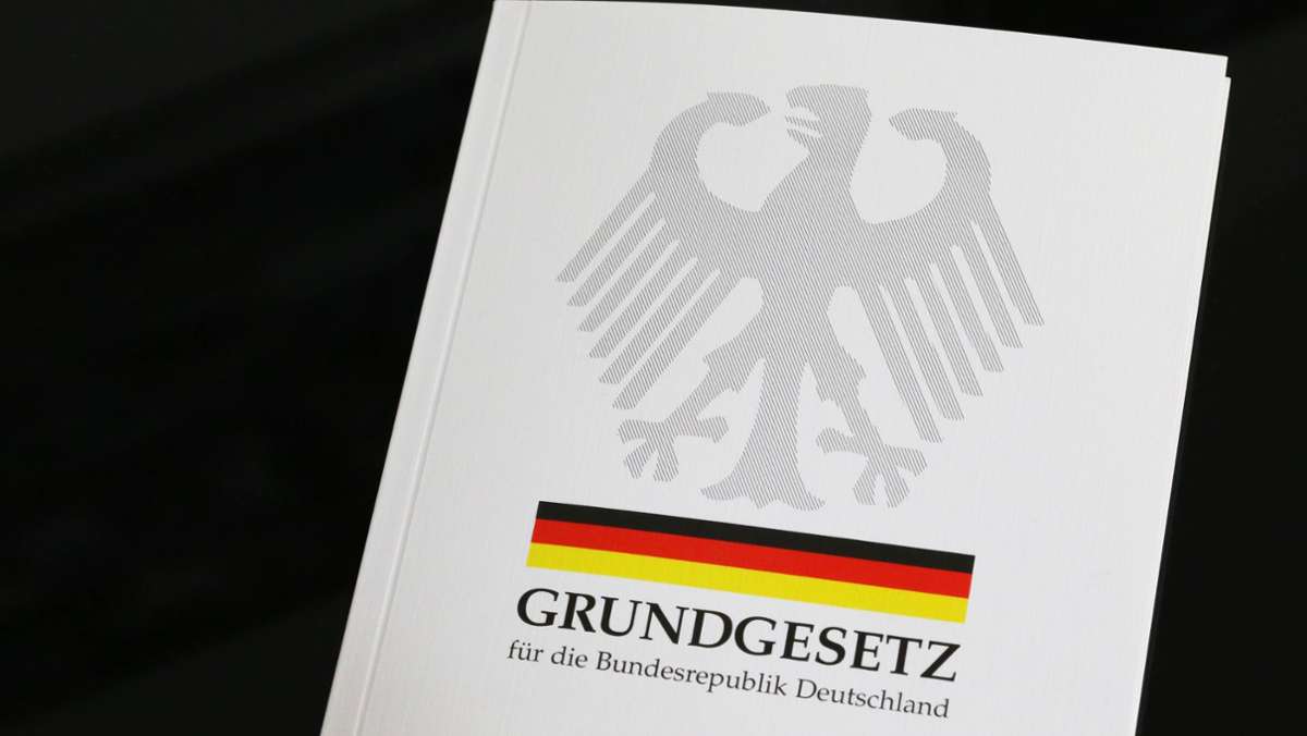 Grundgesetze in Stuttgart verbrannt: Radikalisiert sich die Querdenkerszene weiter?