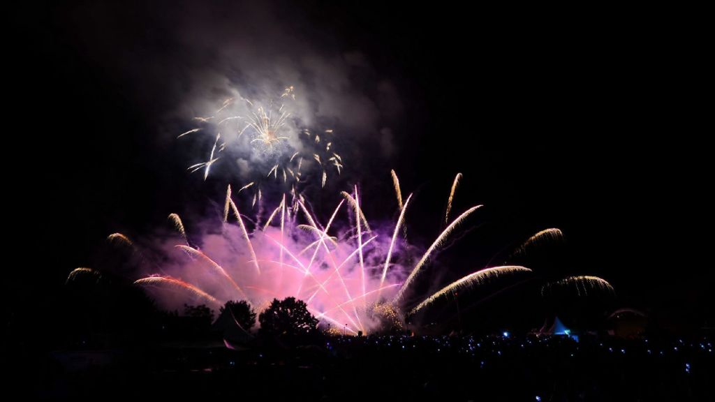 Feuerwerksfestival Flammende Sterne: Den Regenhimmel zum Leuchten bringen