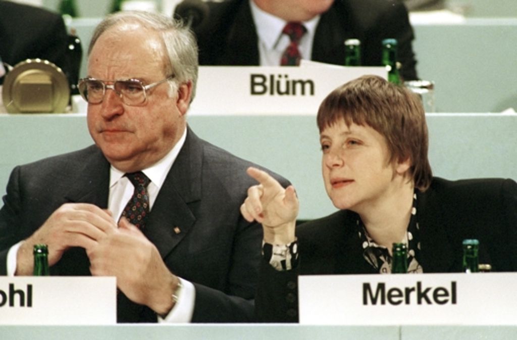 Im Alter von 36 Jahren zeigt die frisch gebackene Frauen- und Jugendministerin Angela Merkel dem damaligen Bundeskanzler und CDU-Vorsitzenden Helmut Kohl bei einem Parteitag die Richtung an.