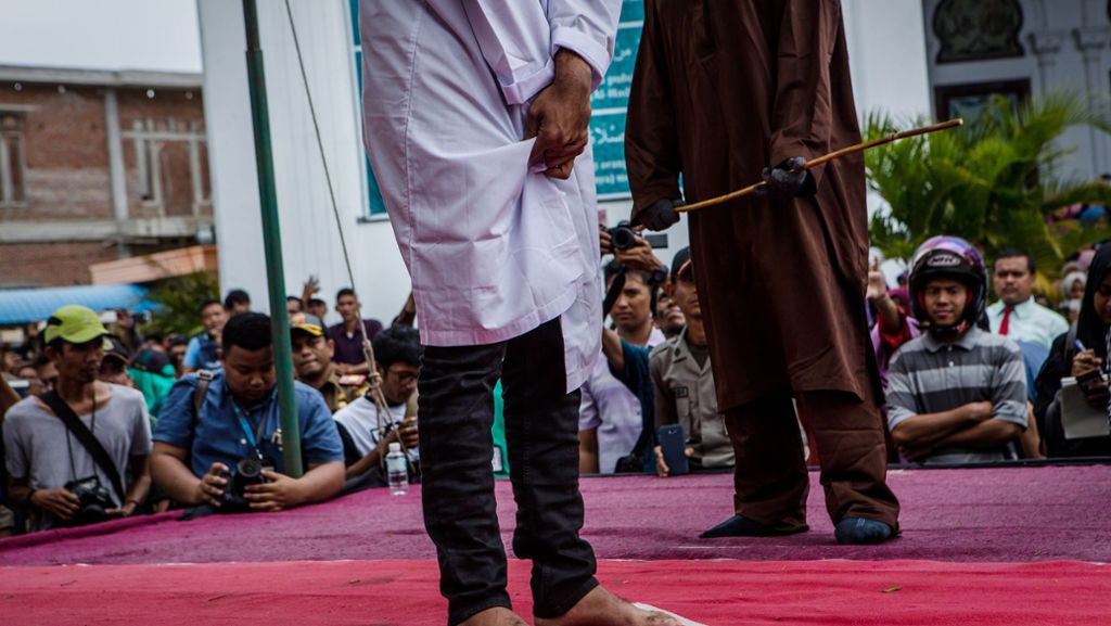 Indonesien: Schwules Paar öffentlich ausgepeitscht