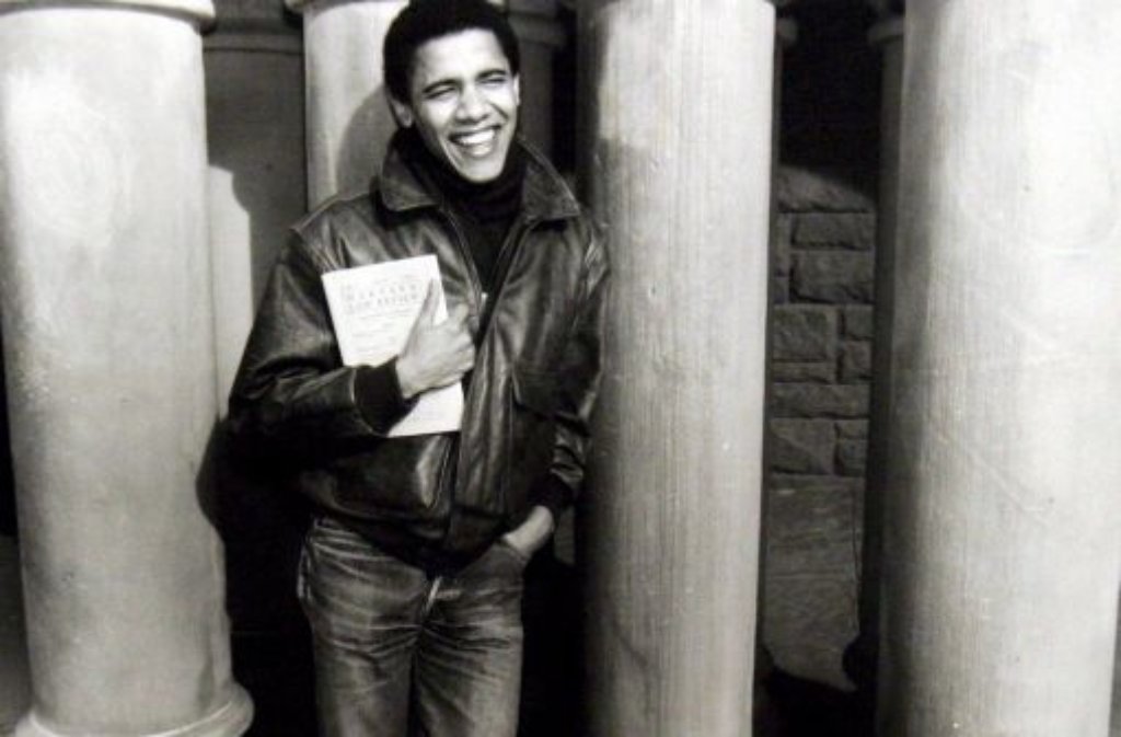 Obama studiert Politikwissenschaften an der Columbia University und dann Jura in Harvard, bevor er bei einer Kanzlei in Chicago anheuert, die sich auf Bürgerrechte spezialisiert hat. In Chicago lernt der junge Afroamerikaner auch seine spätere Ehefrau Michelle kennen.