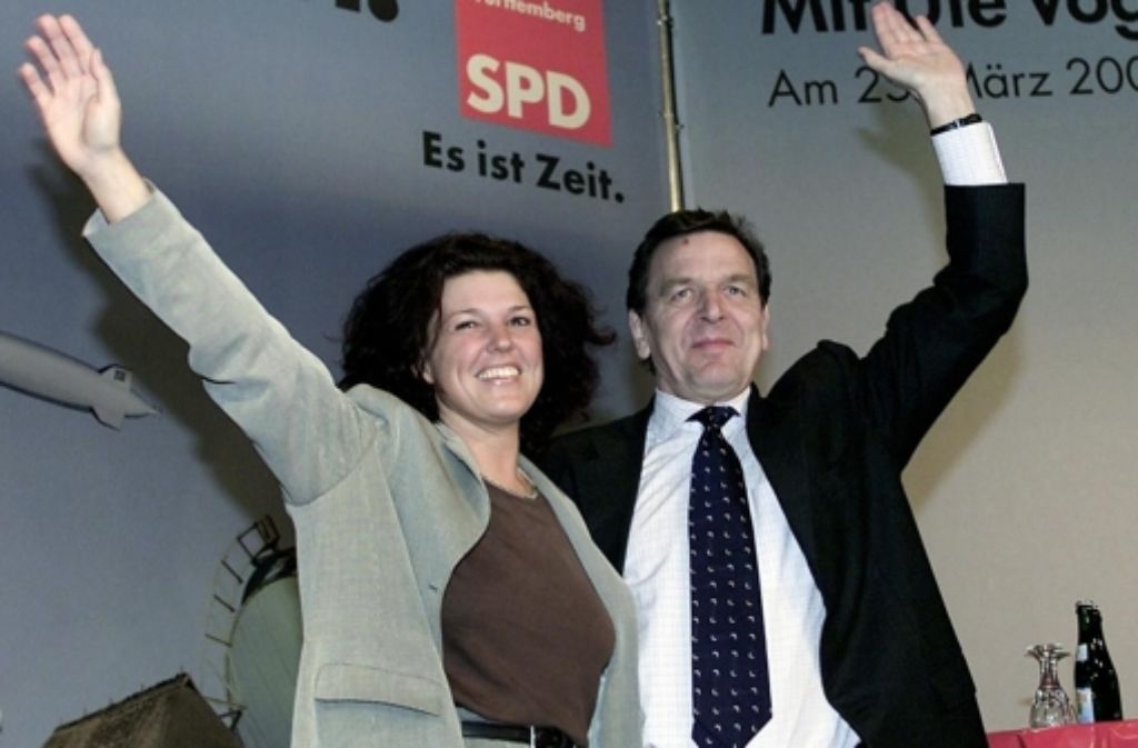 2001 trat Ute Vogt – hier bei einem Wahlkampftermin mit dem damaligen SPD-Kanzler Gerhard Schröder – bei der Landtagswahl als Spitzenkandidatin der SPD an. Ihre Mission damals: gegen CDU-Ministerpräsident Erwin Teufel einen Regierungswechsel zu erreichen. Das klappte zwar nicht, aber mit 33,3 Prozent der Stimmen erzielte die SPD einen Achtungserfolg.