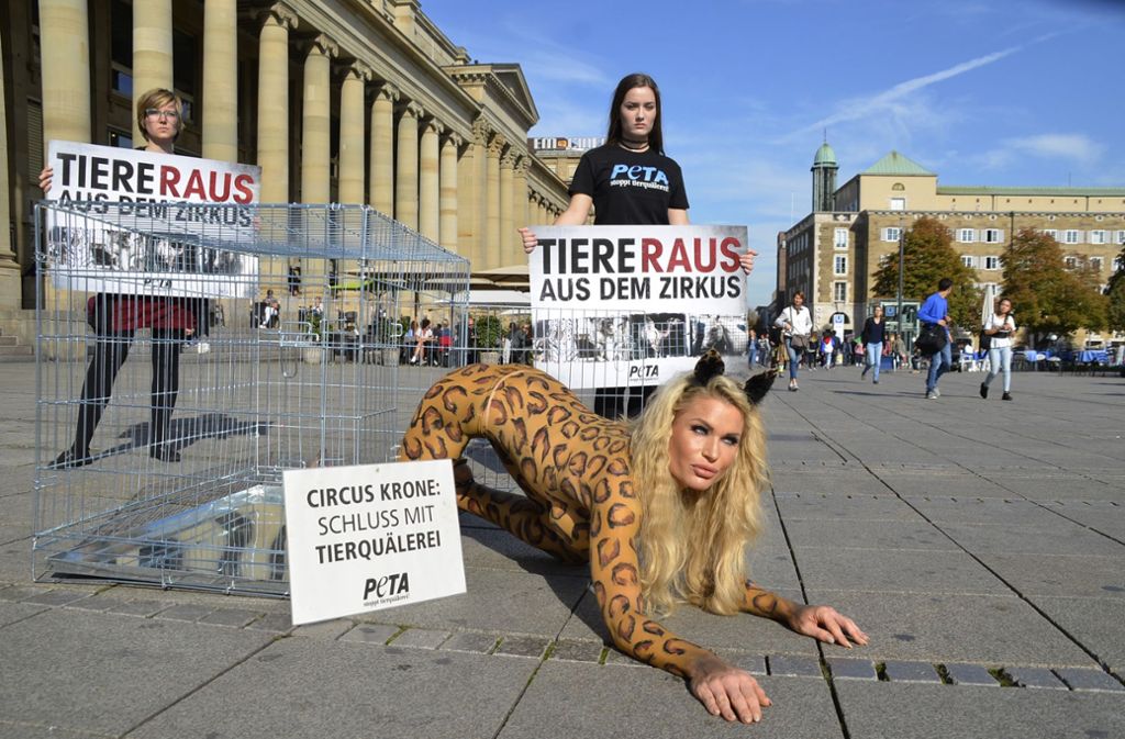 Um Tierrechte ging es dem Ex-Playmate Ramona Bernhard, als sie sich im Oktober 2017 mit einem Bodypainting bemalt auf dem Schlossplatz räkelte.