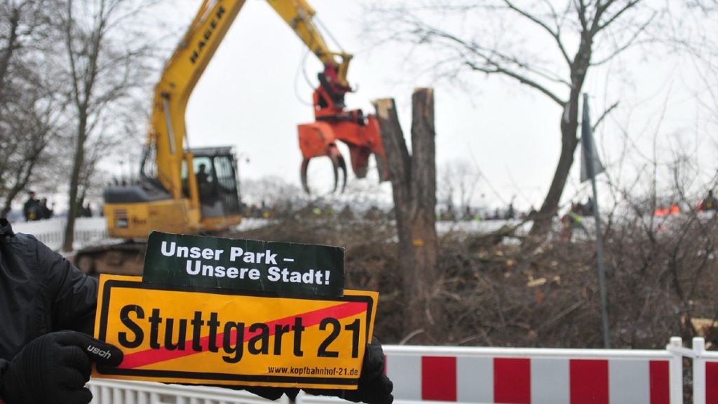 Stuttgart 21: Bagger für Baumfällarbeiten rollen an