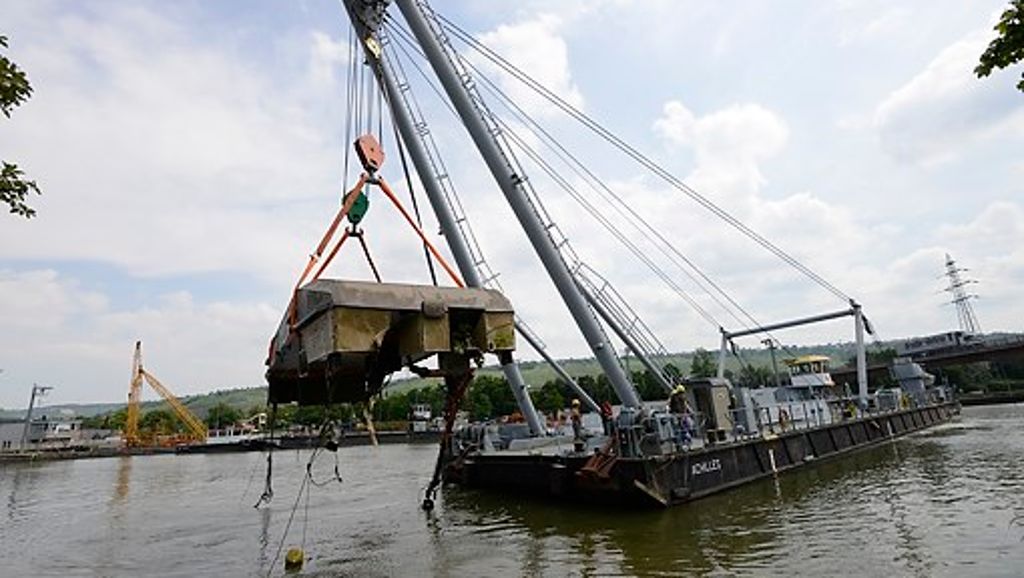 Neckar bei Obertürkheim: Hebebock birgt gekentertes Arbeitsschiff