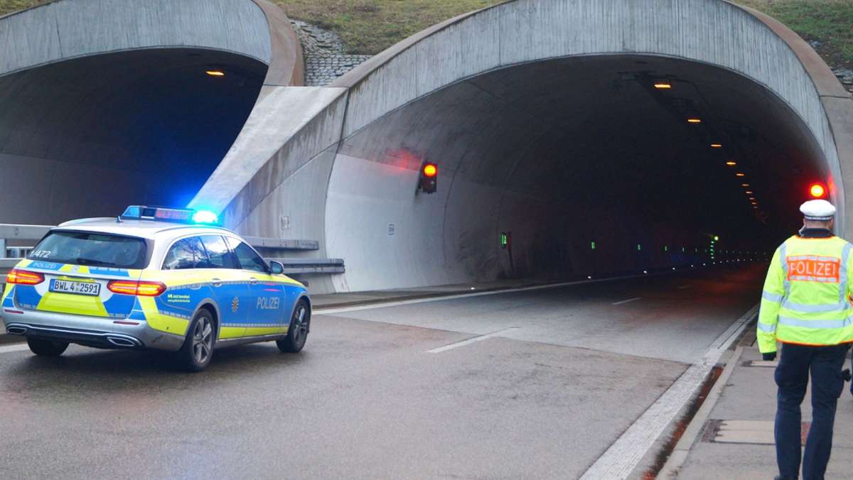 B14 in Richtung Stuttgart: Unfall im Leutenbachtunnel:  Porsche und Mercedes kollidieren