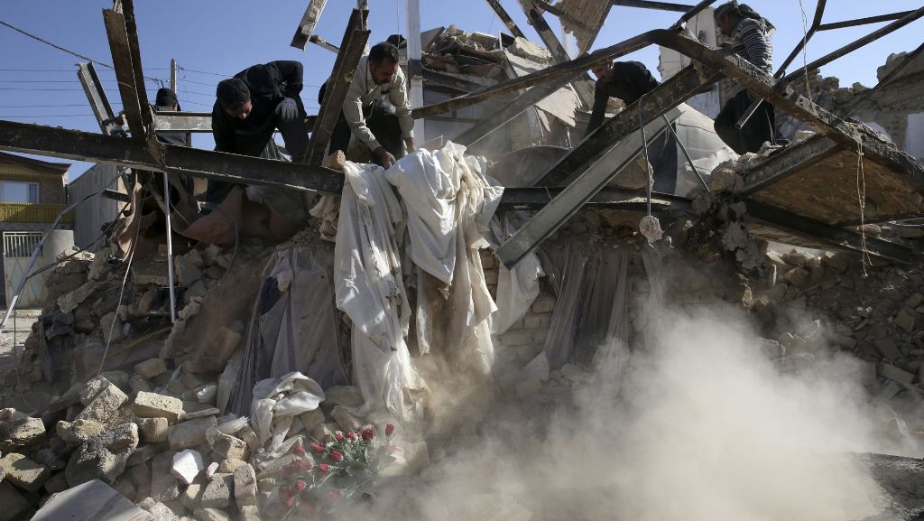 Erdbeben im Iran: Baby nach drei Tagen unter Trümmern lebendig geborgen