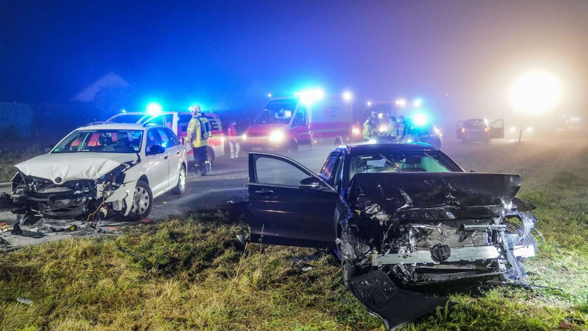 Verkehrsunfall in Dettingen unter Teck: Autofahrer gerät in Gegenverkehr – sechs Verletzte
