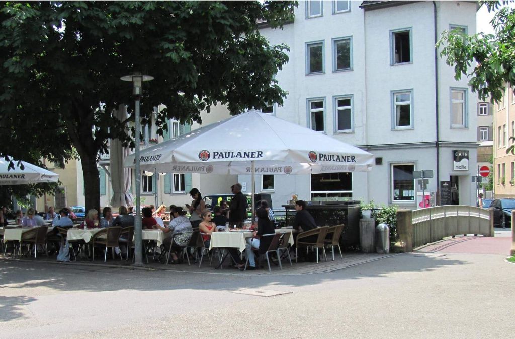 Café Maille: Zwischen dem Wehrneckarkanal und dem Maille-Park hat das Café auf seiner Terrasse Platz für 80 Gäste. Spezialisiert hat man sich hier auf Frühstück, Suppen, Salate und Burger. Wehrneckarstr. 13, Mo-So 10-23 Uhr, Tel. 0711/35 33 33, www.cafe-maille.de