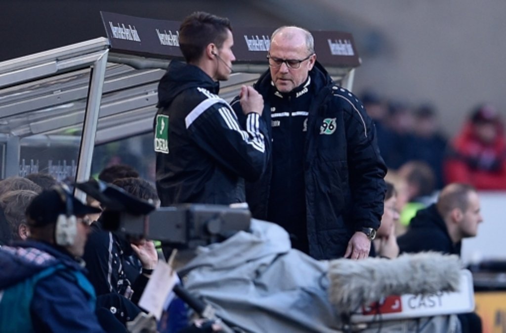 Hannover 96-Trainer Thomas Schaaf (r.)
